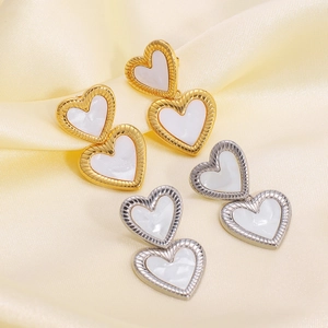 Boucles d'oreilles double cœur avec incrustation de nacre blanche sur fond de soie douce