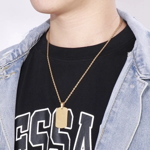Collier pour homme avec pendentif rectangulaire doré et chaîne torsadée élégante