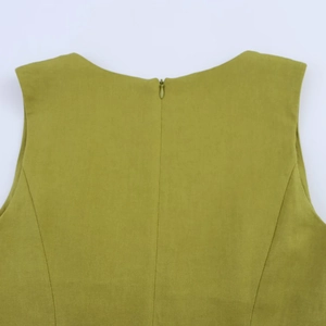 Detalle del vestido midi verde oliva con cremallera oculta y pinzas en la espalda