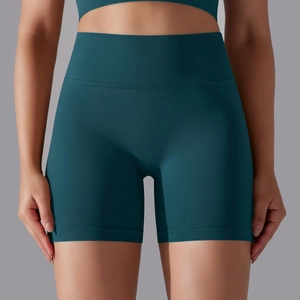 Gros plan sur la taille haute sans couture et la texture côtelée du short de yoga bleu sarcelle