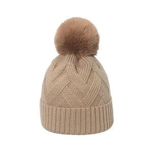 Bonnet en tricot kaki pour femme avec grand pompon en fausse fourrure et motif torsadé