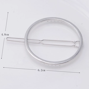 Detailed view of a silver circular metal hair clip with 4.8cm diameter measurements