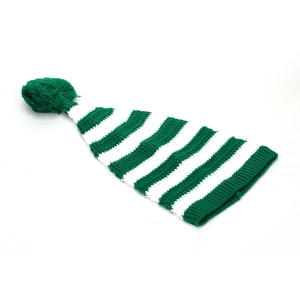 Bonnet de Noël en tricot à rayures vertes et blanches avec pompon et revers côtelé