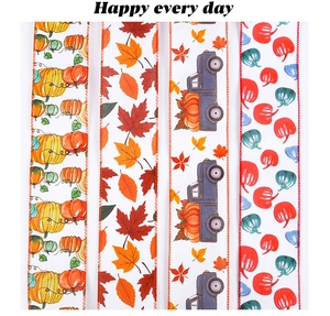 Vue détaillée de quatre rubans d'automne colorés aux motifs de citrouilles et d'érables