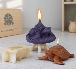 Gedetailleerde schildpad siliconen mal met afgewerkte kaarsen en decoratieve houten achtergrond