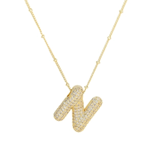 Gros plan du pendentif lettre N dorée serti de zircons cubiques brillants et clairs