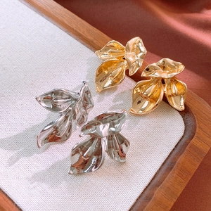 Boucles d'oreilles élégantes en forme de feuilles dorées et argentées au design plissé