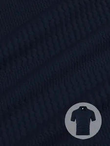 Macro della trama del tessuto a nido d'ape blu scuro sul set polo da uomo