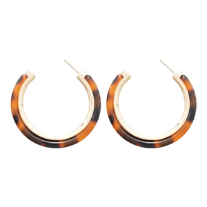 Retro C-shaped resin hoop earrings with amber tortoiseshell pattern and gold metal frame