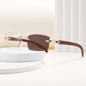 Detalle de gafas de sol cat-eye sin montura con metal marrón dorado y patillas de madera pura