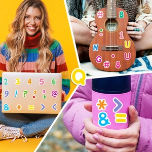 Adesivi colorati con lettere e numeri su laptop, ukulele e borraccia rosa