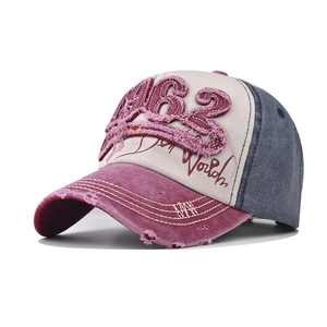Détail de casquette vintage avec broderie 1962 et bords usés pour un style rétro authentique