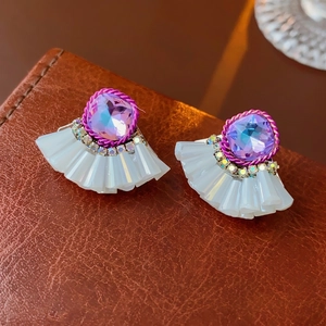 Eleganti orecchini a ventaglio con cristalli viola e strass su superficie in pelle