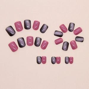 Flachbild von kurzen, eckig-ovalen Katzenaugen-Drucknägeln in Magenta und Grau