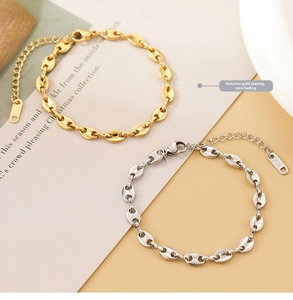 Détail des bracelets en chaîne nez de porc en or et argent avec étiquette K18