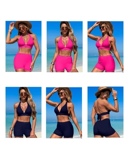 Détail d'un bikini taille haute deux pièces avec haut licou col en V en rose et bleu