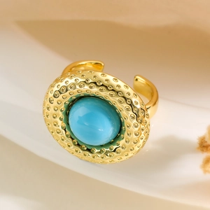Verstellbarer Ring mit 18K Vergoldung, blauem Edelstein und gehammerter Struktur