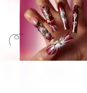 Détails de faux ongles carrés longs de luxe avec dégradé rouge et emblèmes dorés