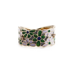 Détail d'une bague en cuivre avec fleurs en émail coloré et accents de cristal clair
