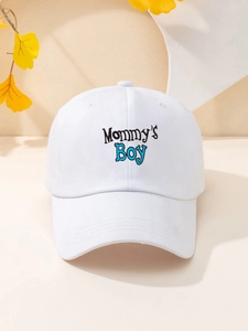 Detail der weißen Baumwoll-Baseballkappe mit Mommy's Boy Aufdruck und Ziernähten