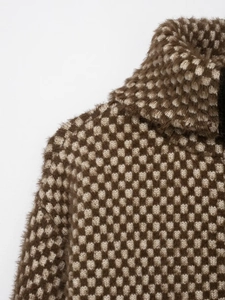 Gros plan détaillé de la texture en maille damier marron et beige et détail du col