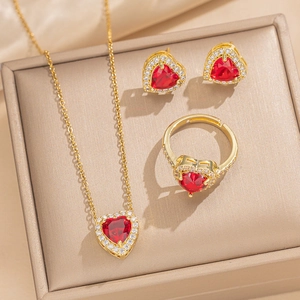 Détail d'un ensemble collier, boucles et bague avec cœurs en zircon rouge