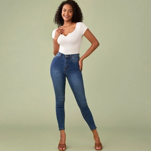 Eng anliegendes weißes Baumwoll-Crop-T-Shirt mit dunkelblauer High-Waist-Jeans