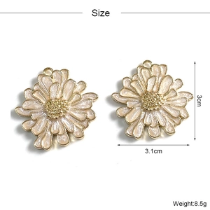 Detailed view of daisy flower pendant showing 3cm dimensions and 8.5g weight info