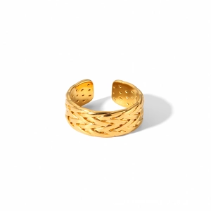 Détail de la texture tressée plaquée or 18K sur la bague réglable en acier inoxydable