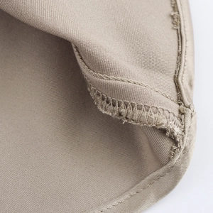 Robe élégante en satin beige de style français avec un détail de nœud asymétrique