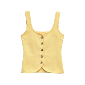 Gilet in maglia gialla con tessuto strutturato e bottoni metallici argentati