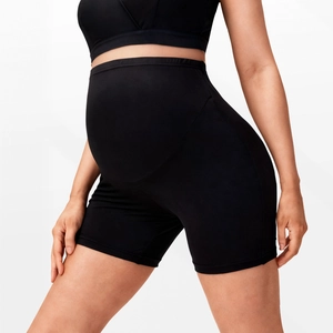 Dettaglio laterale dei pantaloncini da yoga premaman neri con supporto elastico per la pancia