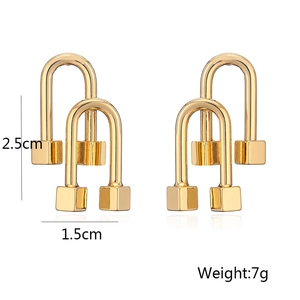 Detail view of gold U-shaped geometric earrings with 2.5cm height and 7g weight