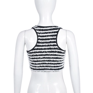 Λεπτομέρεια ασπρόμαυρου ριγέ crop top με κρόσσια στην υφή και αθλητική πλάτη