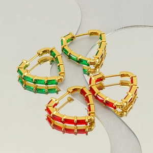 Boucles d'oreilles cœur en acier titane doré avec zircons rouges et verts sur miroir