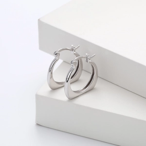 Créoles carrées minimalistes en argent sterling S925 sur un support d'exposition blanc