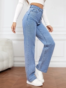 Vue latérale d'un jean droit taille haute bleu clair porté par un mannequin féminin