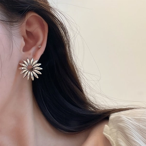 Vintage Hollow Flower Stud Earrings For Women Fashion Copper Silver Plated Floral Petal Earrings Niche Design Jewelry
