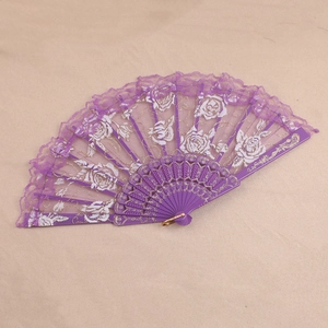 Détail d'un éventail en dentelle violette avec motifs de roses blanches et dorures