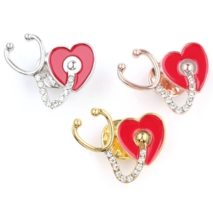 Détails de trois broches stéthoscope cœur en finitions or, argent et or rose