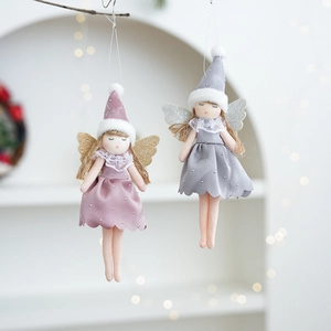 Détail de pendentifs d'anges de Noël avec tissu velours, col en dentelle et ailes