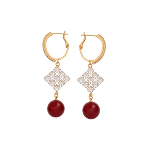Boucles d'oreilles créoles losanges plaquées or 18 carats avec grande perle rouge foncé