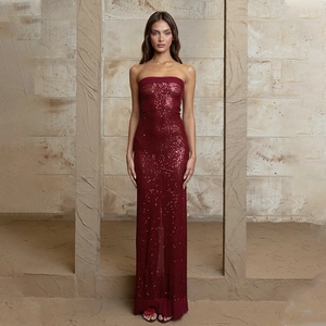 Elegante abito da sera senza spalline con paillettes bordeaux e spacco alto