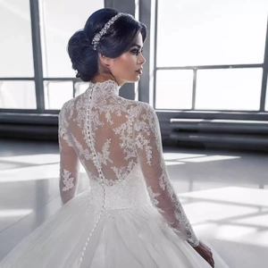 Robe de mariée ivoire élégante avec manches en dentelle et dos boutonné raffiné