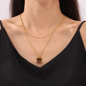 Collier double couche en acier titane plaqué or 18 carats avec pendentif en pierre oeil de tigre