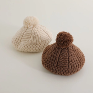 Bérets tricotés en laine pour filles avec pompons en couleurs beige et marron