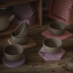 Morandi Silikon-Untersetzer mit Streifen- und Wabenstruktur auf einem Holztisch