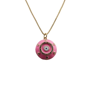Dettaglio macro del ciondolo malocchio rosa con zirconi colorati e finitura dorata