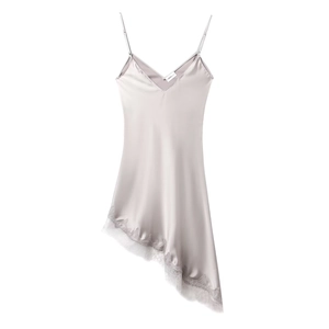 Robe nuisette en satin gris argenté avec bordure en dentelle et ourlet asymétrique chic