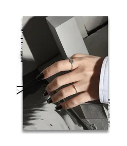 Detail von silbernen S925 Tropfen- und herzförmigen minimalistischen Ringen am Modell